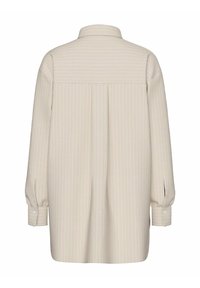 Camicia beige a maniche lunghe con sottili strisce verticali, polsini con bottoni e vestibilità rilassata. Presenta un yoke sulla schiena e dettagli a pieghe. Tessuto liscio.