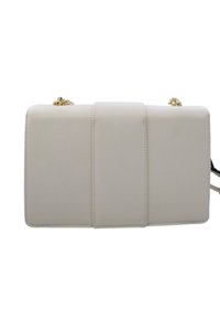 Borsa sintetica bianca con forma rettangolare strutturata, dettagli di cuciture orizzontali e dettagli in hardware dorato. Include una tracolla regolabile.