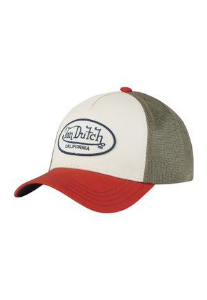 Casquette rouge et beige avec un dos en maille verte. Présente un patch ovale brodé avec le texte "Von Dutch California". Visière incurvée et détails de couture.