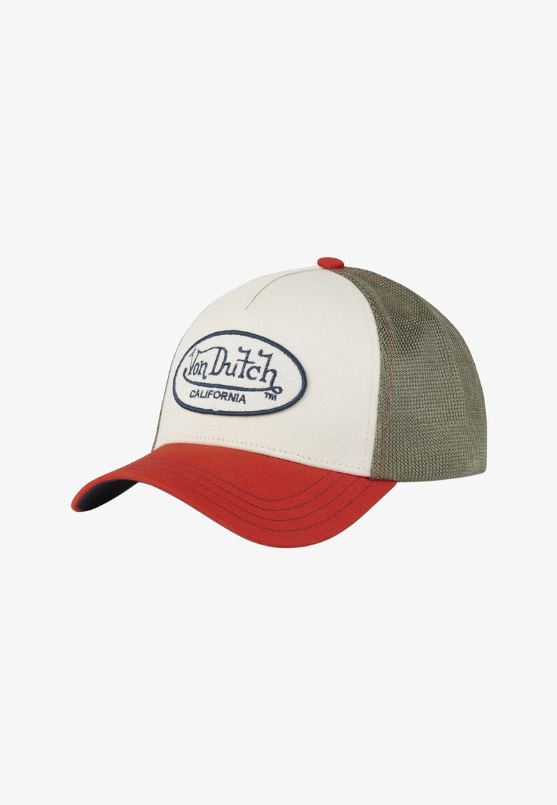 Casquette rouge et beige avec un dos en maille verte. Présente un patch ovale brodé avec le texte "Von Dutch California". Visière incurvée et détails de couture.
