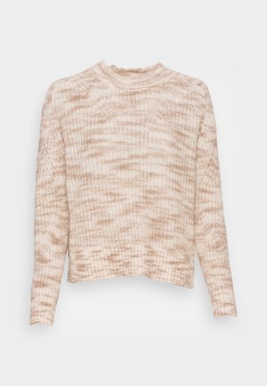 Pull beige et blanc en maille avec manches longues, col rond, poignets et ourlet côtelés, et un motif doux et texturé.