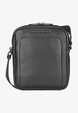 Zwarte leren schoudertas met een gladde textuur, voorzien van een ritsluiting, een verstelbare band en een logo dat op de voorkant is geperst.