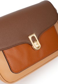 Borsa a tracolla in pelle marrone con un clasp dorato, caratterizzata da una finitura testurizzata e un design a blocchi di colore con sezioni arancioni e beige.