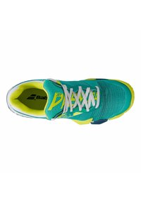 Scarpa sportiva turchese e verde lime con parte superiore in rete, lacci bianchi e suola testurizzata; presenta dettagli con logo e collare imbottito.