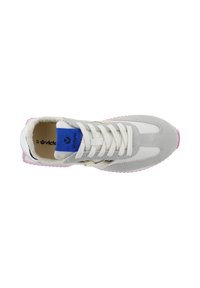 Grijze en witte sneaker met witte veters, blauwe tonglabel en roze zool, bekeken van bovenaf op een witte achtergrond.