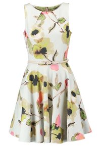 Robe blanche sans manches avec de grands motifs floraux à l'aquarelle dans des tons de vert, jaune, rose et noir, mettant en avant une taille cintrée et une fine ceinture.