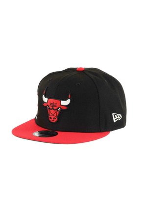 Casquette noire avec une visière plate rouge. Elle présente un grand logo brodé des Chicago Bulls à l'avant et un petit logo sur le côté.