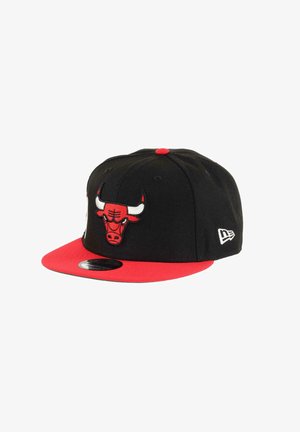 Czarna czapka z czerwoną płaską szczęką. Posiada duże, haftowane logo Chicago Bulls z przodu oraz małe logo z boku.