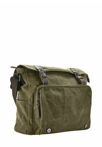 Canvas messenger bag i olivgrön med bruna läderdetaljer, klaffstängning, framfickaplock med dragkedja och två silverfärgade knappar på botten.