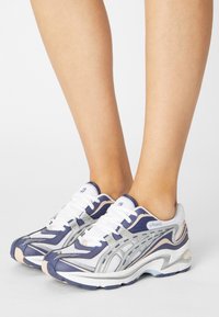 ASICS SportStyle GEL PRELEUS - Sapatilhas - white/pure silver