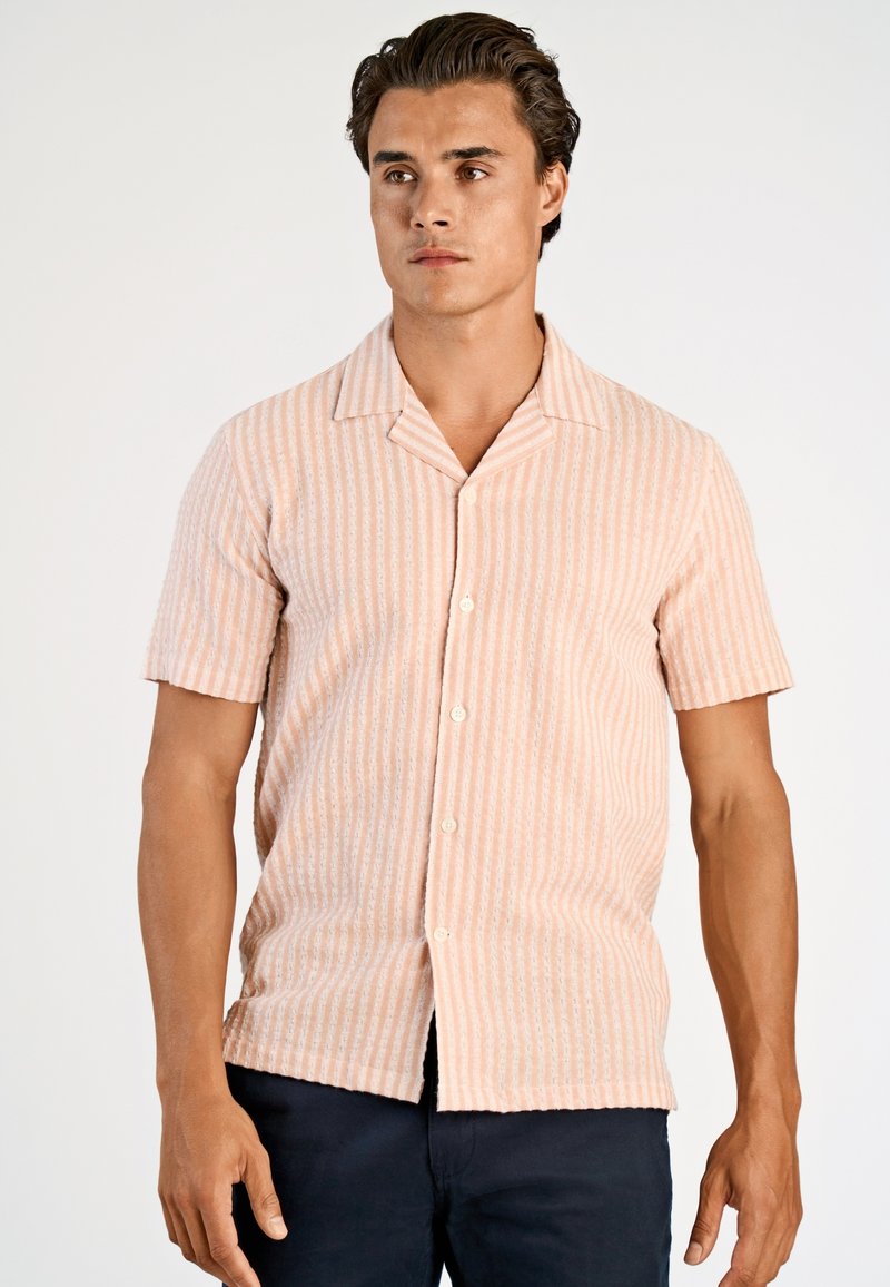 Koszula na krótki rękaw z guzikami w jasnoróżowym kolorze z pionowymi białymi paskami, z fakturowanej tkaniny, z kołnierzem typu camp.
