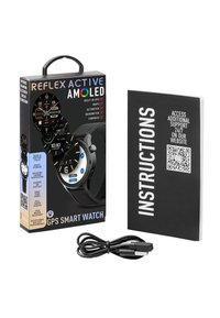 Zwarte GPS-smartwatch met AMOLED-display in verpakking; inclusief USB-oplaadkabel en instructieboekje met QR-code op de omslag.