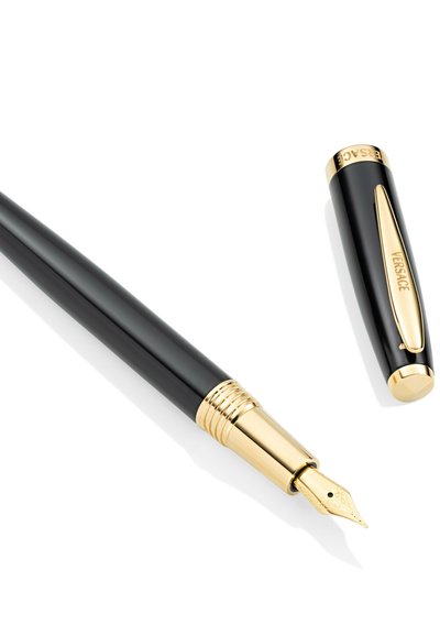 Bolígrafo Versace en negro y dorado con la tapa quitada y colocada cerca, mostrando una plumilla dorada detallada y el nombre de la marca en el clip y la tapa.