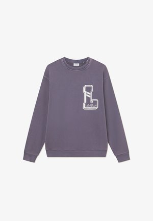 Lila Sweatshirt mit Rundhalsausschnitt, gerippten Bündchen und Saum. Mit einem weißen Logo und Akzentdetails auf der Brusttasche.