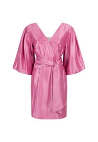 Roze satijnen wikkeljurk met een diepe V-hals, brede pofmouwen en een gestrikt ceintuur in de taille, dat een gladde textuur en een getailleerde silhouet toont.