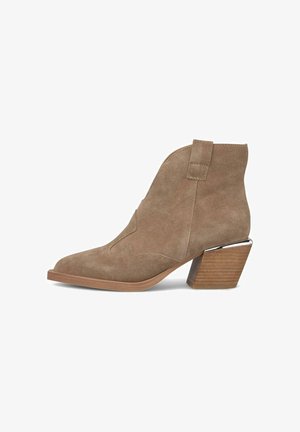 Bottines en daim marron clair avec un bout pointu, des coutures décoratives et un talon bloc rehaussé de métal. Texture lisse et hauteur intermédiaire.