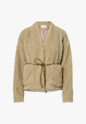 Bēša teksturēta flīsa jaka ar garām piedurknēm, atvērtu priekšu, divām priekšējām kabatām un plānu brūnu jostu, kas sasieta viduklī.