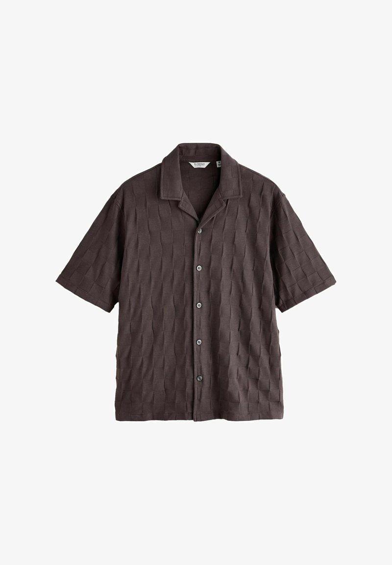 Chemise à manches courtes marron foncé à boutons, avec motif en grille texturée et col décontracté, présentée sur un fond blanc.