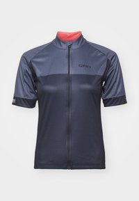 Cykeltröja i mörkblått med röda accenter, korta ärmar, dragkedja fram, lättviktigt material och Giro-logotyp på bröstet.