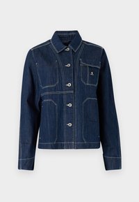 Veste en denim bleu foncé avec un col classique, fermeture à boutons et garnitures en métal argenté. Elle comporte deux poches poitrine et des coutures blanches contrastantes.