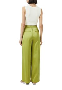 comma   SLIM FIT biały