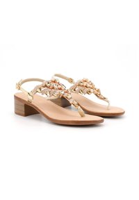 Sandali impreziositi in oro con tacco basso e regolabile, caratterizzati da una base beige e dettagli decorativi di paillettes.