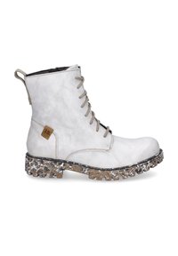 Białe skórzane botki za kostkę z wiązaniem z przodu, fakturowanym wierzchem oraz grubą, wzorzystą podeszwą z drobnymi czarnymi i brązowymi speckami. Brązowa łata z logo po boku.