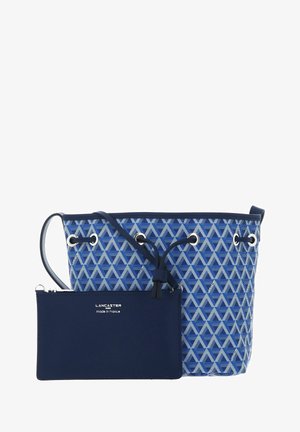Sac fourre-tout tissé bleu marine avec un motif géométrique bleu clair, quincaillerie en métal argenté et accents en cuir ; comprend une pochette zippée assortie.