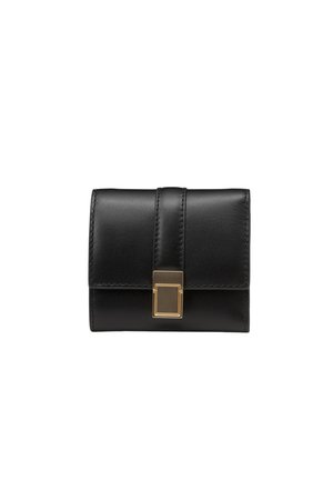 Portefeuille en cuir noir avec un fermoir rectangulaire doré, présentant une texture lisse et des coutures sur les bords.
