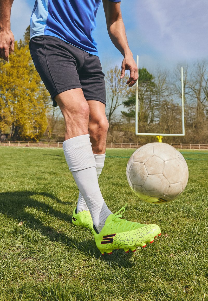 Botines de fútbol para terreno firme
