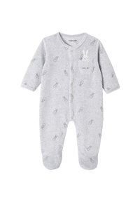 Hellgrauer Baby-Body mit langen Ärmeln, Fußabdeckungen, Knopfverschluss, kleinem Muster von Hasengesichtern und einer Tasche, aus der ein weißer Hase herausschaut.