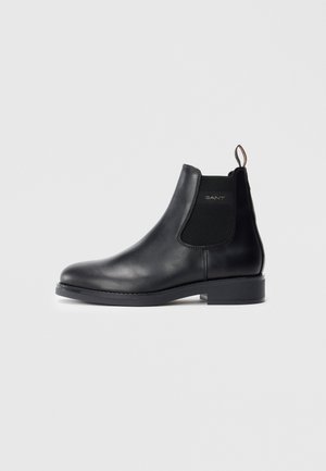 Schwarze Leder-Chelsea-Stiefel mit elastischen Seitenpanelen, niedrigem Absatz, Zuglasche an der Ferse und GANT-Logo auf dem äußeren Seitenpaneel.