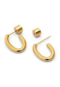 Pendientes de aro pequeños en tono dorado con respaldos cilíndricos sobre un fondo blanco.