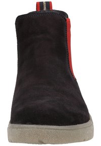 Bottine en daim noir avec panneaux latéraux élastiques rouges, semelle en caoutchouc et boucle de traction à l'arrière. Texture lisse avec des détails minimaux.