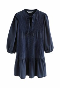 Námornícky modré šaty s dlhými puff rukávmi, výstrihom vo forme kľúčovej dierky, vyšívanými kvetinovými vzormi a zhromaždeným tiered lemom. Mäkka textúra látky.