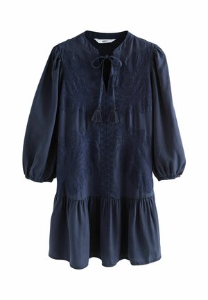 Robe bleu marine avec de longues manches bouffantes, un col en trou de serrure, des motifs floraux brodés et un ourlet à volants froncés. Texture de tissu douce.