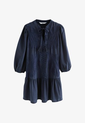 Marineblaues Kleid mit langen Puffärmeln, einem Schlüssel-Ausschnitt, bestickten Blumenmustern und einem gerafften, geschichteten Saum. Weicher Stoff.