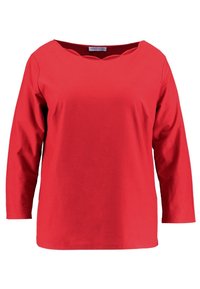 Maglietta rossa a maniche lunghe con scollatura ampia, texture liscia e vestibilità comoda. Presenta un sottile dettaglio a forma di V nella parte anteriore.