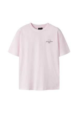 Lyserød T-shirt med korte ærmer, rund hals og lille sort script-tekst med teksten "Sunday Running Club" på venstre bryst.