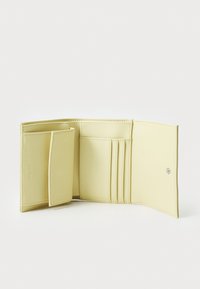 Portefeuille en cuir jaune avec plusieurs emplacements pour cartes, un compartiment central et un système de fermeture à pression. Texture lisse avec des détails de couture subtils.