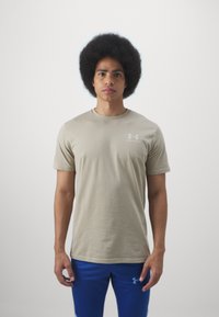 Under Armour - SPORTSTYLE - Potiskana majica - city khaki/white Miniaturna slika 1