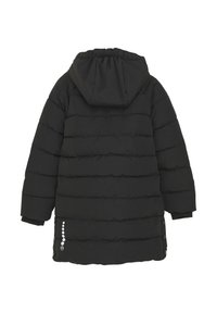 Sort puffjakke med hætte, med quiltet design, elastiske manchetter og knapdetaljer på siden. Mat overflade hele vejen igennem.