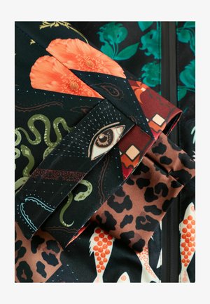 Artimo audinys su įvairiais raštais: akis, oranžinės gėlės, gyvatės formos, leopardų dėmės ir raudonų žuvų žvynai.