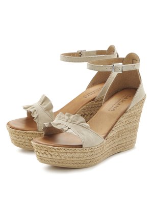 Beige Keilsandalen mit einem Stoffruffle-Detail an der Zehe, einem Knöchelriemen und einer geflochtenen Jutesohle. Glatte Lederinnensohle.