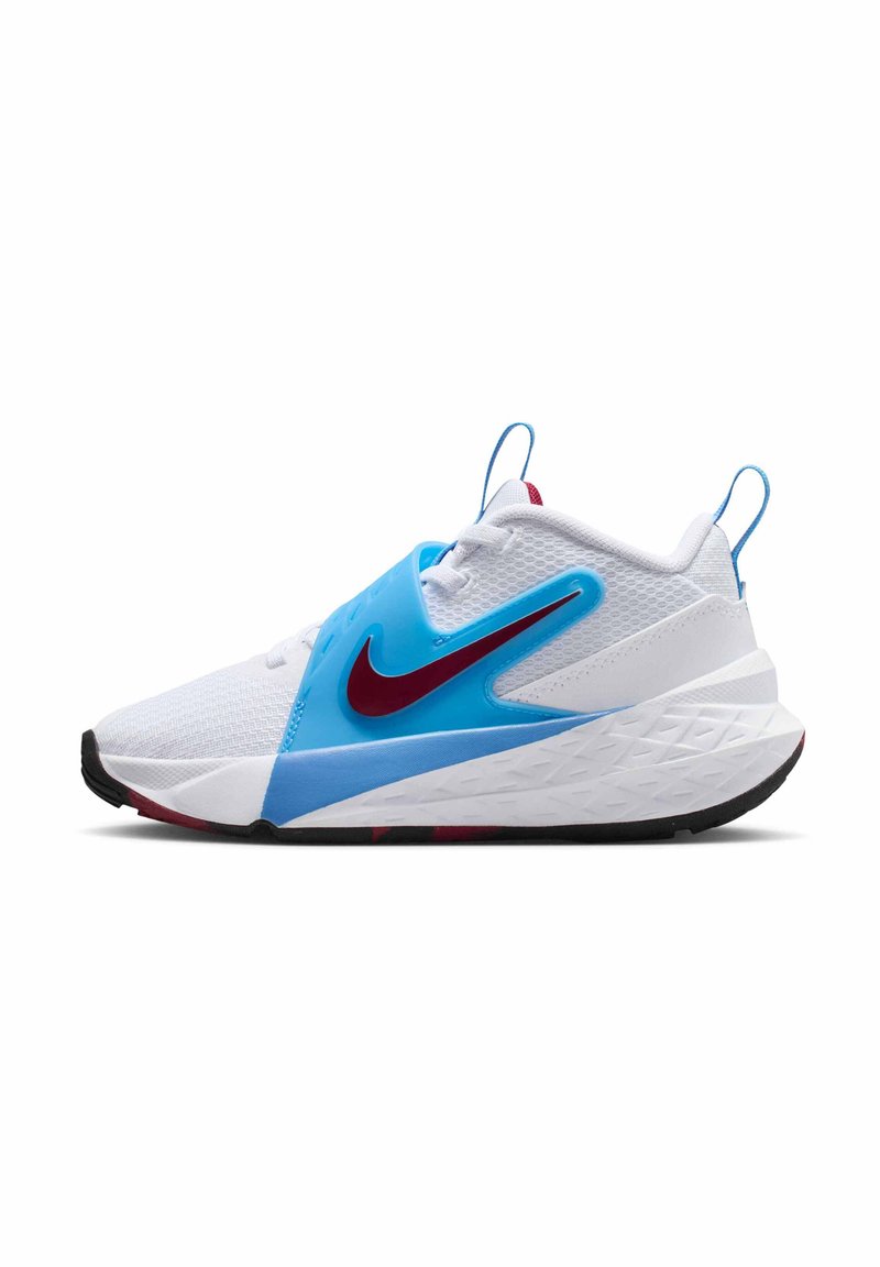 Chaussure de sport blanche avec un extérieur en maille, des accents en plastique bleu, un logo rouge, une semelle grise texturée et une languette au niveau du talon.