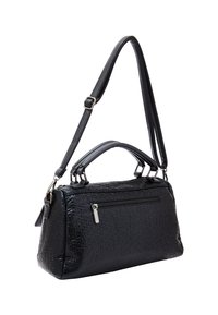 Borsa nera texturizzata con doppi manici, tracolla lunga rimovibile, dettagli in acciaio inox e una tasca con zip sul davanti. Forma rettangolare con finitura lucida.