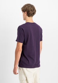 Alpha Industries SMALL LOGO  - Základné tričko - plum
