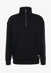 Sudadera negra con cremallera en el cuello, de mangas largas, con textura suave, un bolsillo frontal y un pequeño logo verde en el dobladillo.