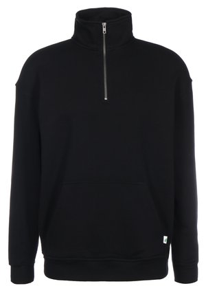 Svart zip-neck hettegenser med lange ermer, myk tekstur, en frontlomme og en liten grønn logo ved kanten.
