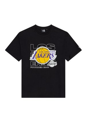 Camiseta de algodón negra con un diseño gráfico que incluye el texto "Los Angeles Lakers" y un gráfico de baloncesto en amarillo y púrpura.